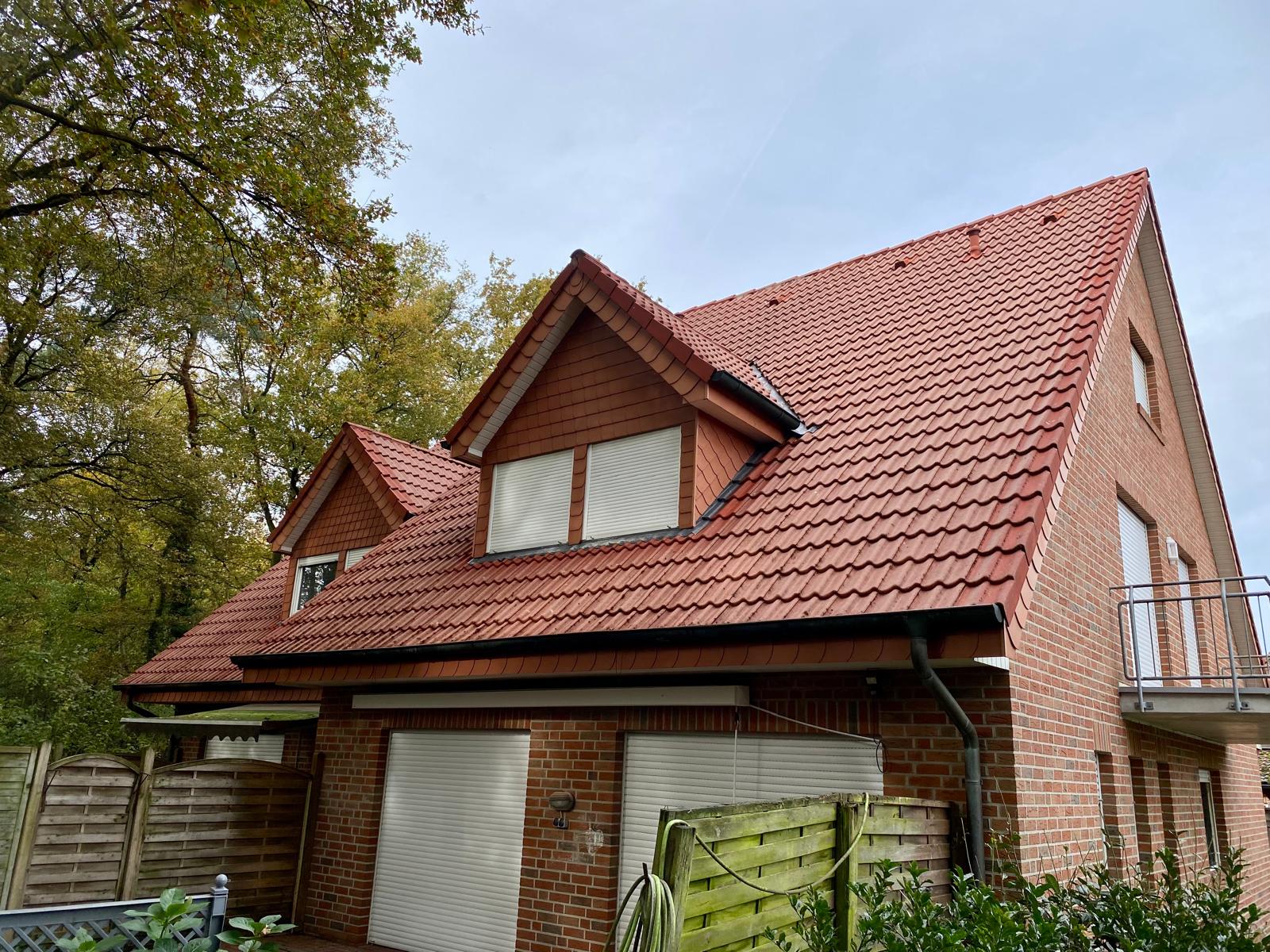 Dachreinigung Schapen Nachher: Das saubere Dach wertet das Haus deutlich auf.